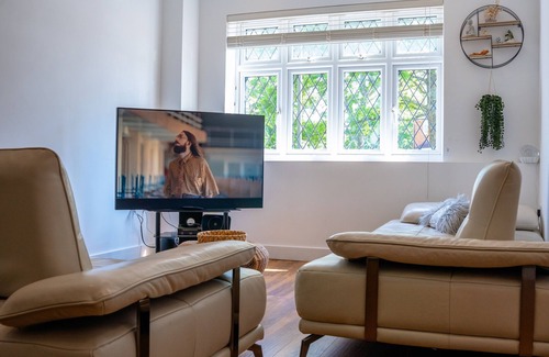 London Borough of Bromley House | Cleave House -3bed/2bath with Garden Stunning Holiday/Contractor Accommodation