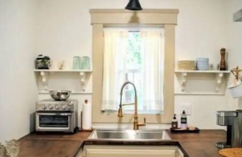 Detroit - Shoreway House | Cleveland Hideaway on Clifton