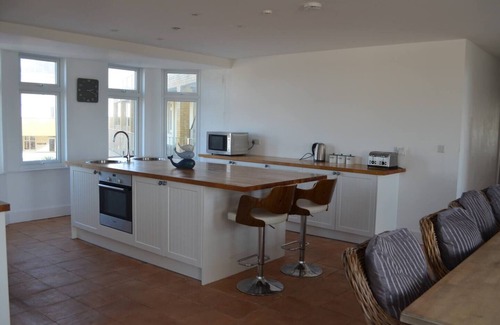Trearddur Bay Apartment | Cliff Apartment- sea views, close to the beach