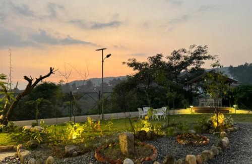 Bullawala Villa | Cliff House, 3BR LUX Farmhouse 2km to Rajpur Road