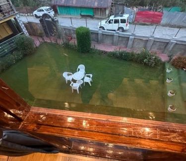 Srinagar House | Cliffside cottage