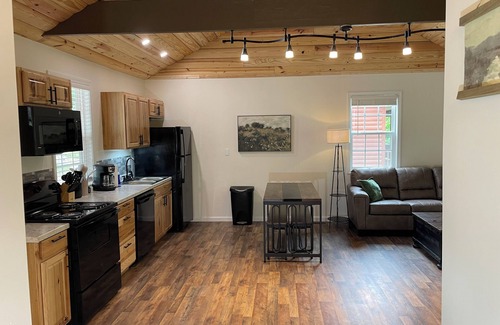 Somerset Cabin | Cliffside Hideaway-New custom cabin, 3 boat ramps, walk to 5 restaurants/bars