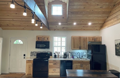 Somerset Cabin | Cliffside Hideaway-New custom cabin, 3 boat ramps, walk to 5 restaurants/bars