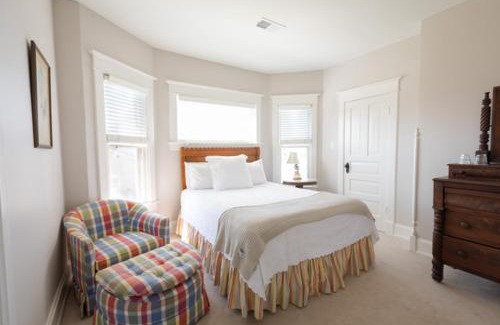 Natchez House | Clifton House - Big River South - Mississippi River Views, Queen Suite
