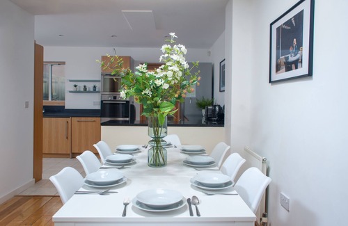 Clifton House | Clifton Jewel - 4 bed house w/parking. MyCityHaven