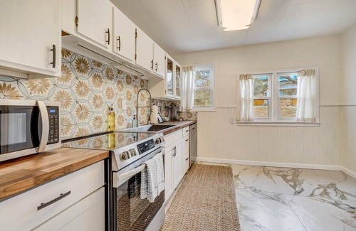 West Colorado Springs Apartment | Close to All the Action-Walk to Garden of the Gods