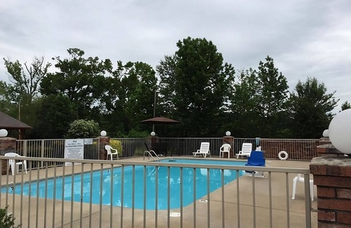 Cabot House | Close to Arkansas Museum! 2 Units w/Free Breakfast & Parking, Pets Allowed!
