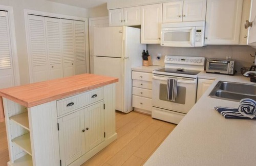Dennis House | Close to Bayside Beaches & Spacious Deck!