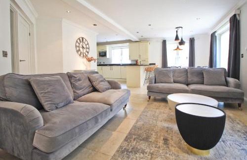 Treyarnon Apartment | CLOSE TO BEACH, dogs welcome, private garden