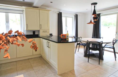 Treyarnon Apartment | CLOSE TO BEACH, dogs welcome, private garden