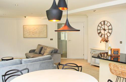 Treyarnon Apartment | CLOSE TO BEACH, dogs welcome, private garden