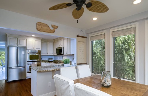 Spinnaker Beachhouses House | Close to Beach! Professionally Decorated! Pet Friendly! Amenity Cards!