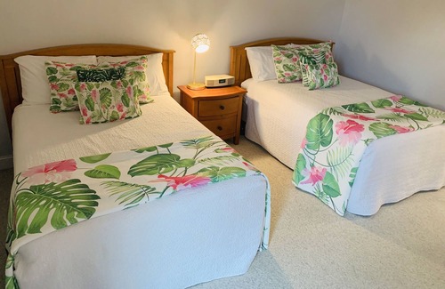 Spinnaker Beachhouses House | Close to Beach! Professionally Decorated! Pet Friendly! Amenity Cards!