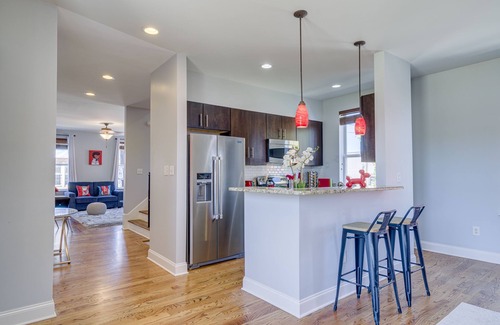 Downtown Memphis House | Close to Beale- private garage- roof top deck-videogames