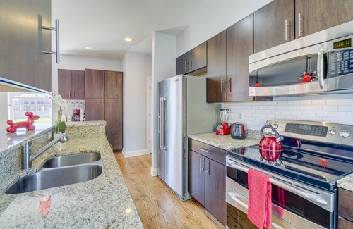 Downtown Memphis House | Close to Beale- private garage- roof top deck-videogames