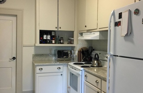 Eugene House | Close To Campus, 2 BR Home With Abundant Charm- Clean!