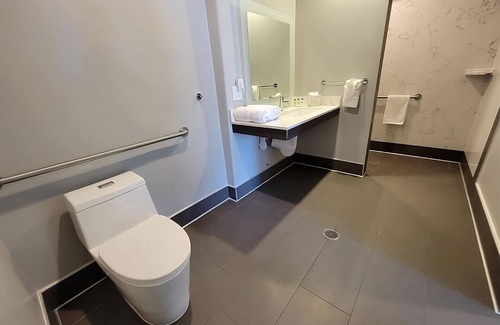 Newhall Hotel | Close to De Saisset Museum! 3 Modern Units, FREE Parking Onsite!