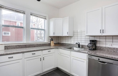 Detroit House | Close to Downtown and Midtown - Sleeps 12