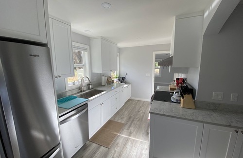 Larkspur House | Close to Downtown, Newly Renovated, Walk to Shopping, Dining, Drinks