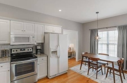 Earlewood House | Close to Downtown & USC, King, 3 TVs, Pets
