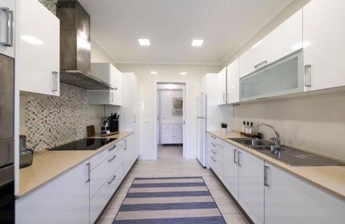 Nazare Apartment | Close to Everything Bright Modern Apartment
