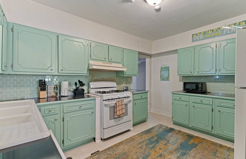 Montgomery House | Close to Everything! Breezy like Sunday Morning