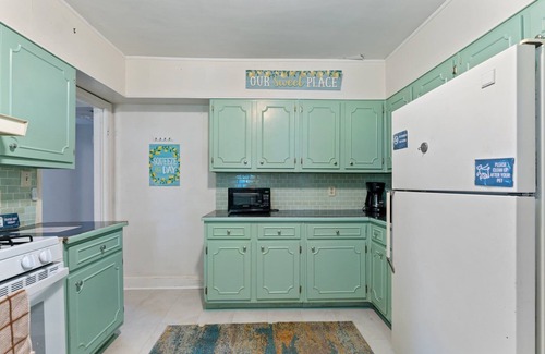 Montgomery House | Close to Everything! Breezy like Sunday Morning