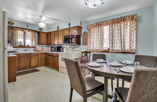 Niagara Falls House | Close to Fall Charming 3-bedroom House with AC and WiFi in amazing Niagara Falls