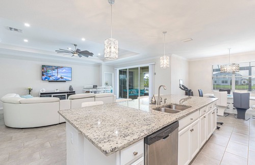 Rural Estates House | Close to Grocery - 30 minutes to Beach- Salt Pool/Hot Tub !