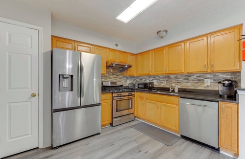 Rossville Apartment | Close to Hospital & White Marsh! Rosedale Townhome