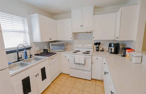 Wellborn House | Close to Kyle Field, Texas A&M, Santa’s Wonderland & anywhere you need.