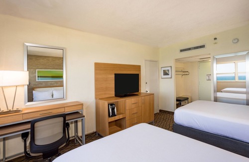 Mid Beach Hotel | Close to Miami Beach! 2 Comfortable Units, Outdoor Pool, Lummus Park Beach