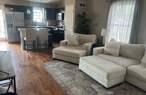 Elkhart House | CLOSE TO NOTRE DAME! Charming House, Quiet Neighborhood, under 30 mins from ND