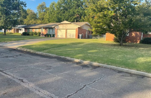 Shawnee House | Close to OU,OBU,TinkerAFB,beautiful3 bed 2 bath,large fencedback yard.Yestopets!