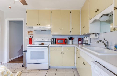 Norman House | Close to OU-TVs in every room-outdoor dining-wifi-W/D