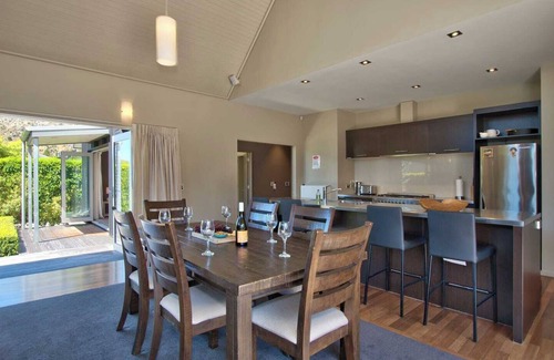 Arthur's Point House | Close to Queenstown and Ski fields with spa pool