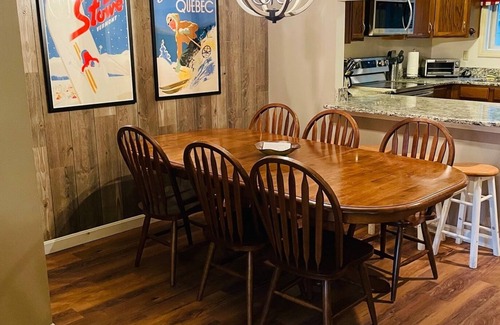 North Woodstock House | Close to shops/dining/town. TV, WiFi, AC, pet-friendly. A0125 by LRS