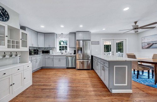 Raleigh House | Close to Six Forks Rd, North Hills home & within 10 mins of Crabtree Valley Mall