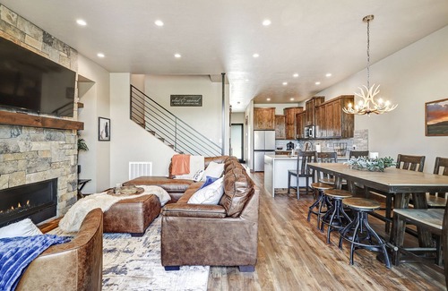 Angel Fire House | Close to Slopes | WiFi | Hot Tub | Valley View Villa 8