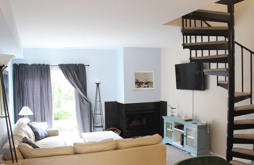 Country Club Estates House | Close to the beach and steps away from restaurants and shops