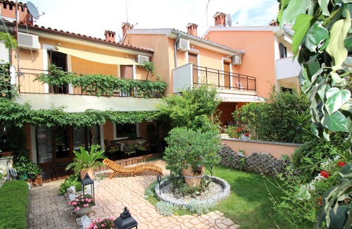 Brulo House | Close to the beach, garden with jacuzzi, barbecue and loungers