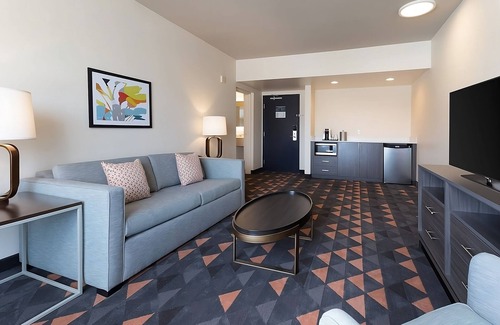 Florida Center House | Close to Top Attraction in Town! Family-friendly Room w/2 Double Beds, Parking
