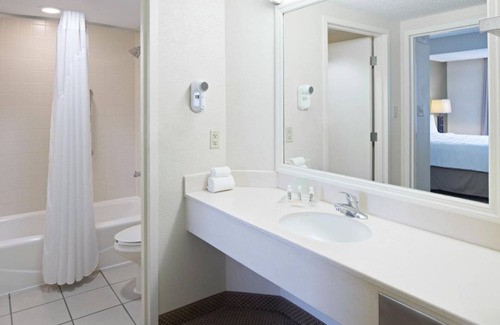 Florida Center House | Close to Top Attraction in Town! Family-friendly Room w/2 Double Beds, Parking