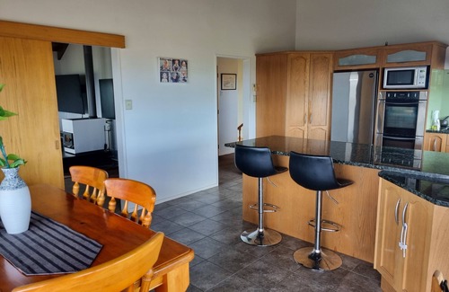 Taupo House | Close to town family home