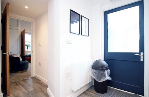 Newport Apartment | Close To Train Station - Queensgate by Tŷ SA