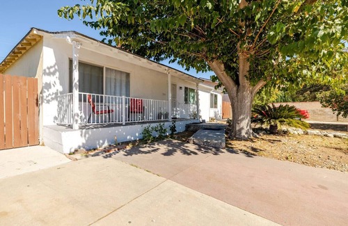 Riverside House | Close to UCR campus! Free parking! King beds!
