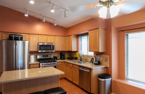 Tucson House | Closed by I-10, airport, Air and Space museum, downtown and UoA