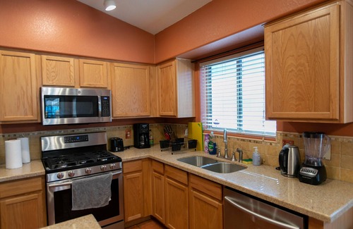 Tucson House | Closed by I-10, airport, Air and Space museum, downtown and UoA
