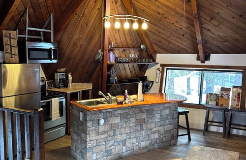 Mammoth Lakes Cabin | Closest, coziest home at The Village! Steps to Bars/Dining/Shops and Gondola!