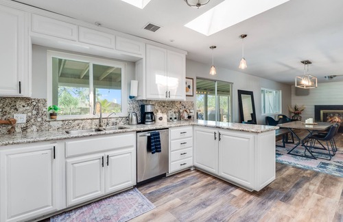 Twentynine Palms House | Cloud29 with huge POOL w/SPA + FirePit + BBQ. Outdoor Dining + Pet Friendly!